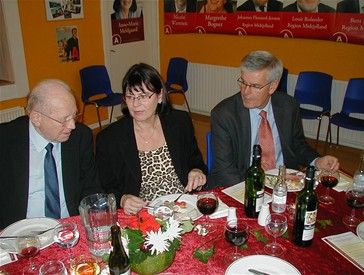 Foto fra festmiddagen den 23. oktober hvor Thorkild Simonsen holdt festtalen - her sammen med Anne-Marie Meldgaard og hendes mand Per
