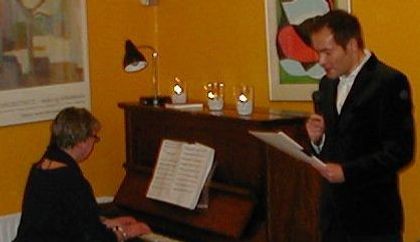 Thomas gav et par numre sammen med vores klavermusiker Anne-Marie Wind, de spillede og sang:
” Andrea Brocelli´s Con Te Partiro” og en enkelt sang mere 