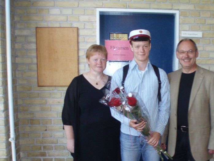 Søren student juni 2007 - her sammen med hans mor Lone og jeg umiddelbart efter studenterhuer er sat på hovedet af hans kæreste Hanne